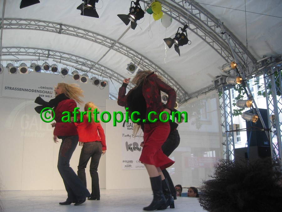 ../Images/Krefeld-Strssenmodenschau-2005 381.jpg